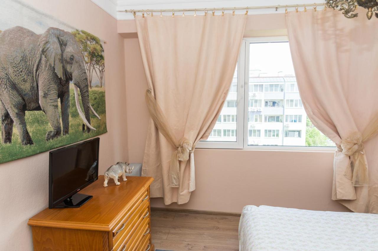 Elevating Moments Apartment Burgas Bagian luar foto