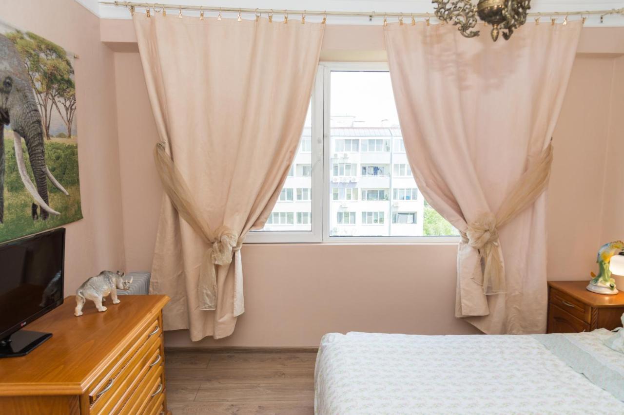 Elevating Moments Apartment Burgas Bagian luar foto
