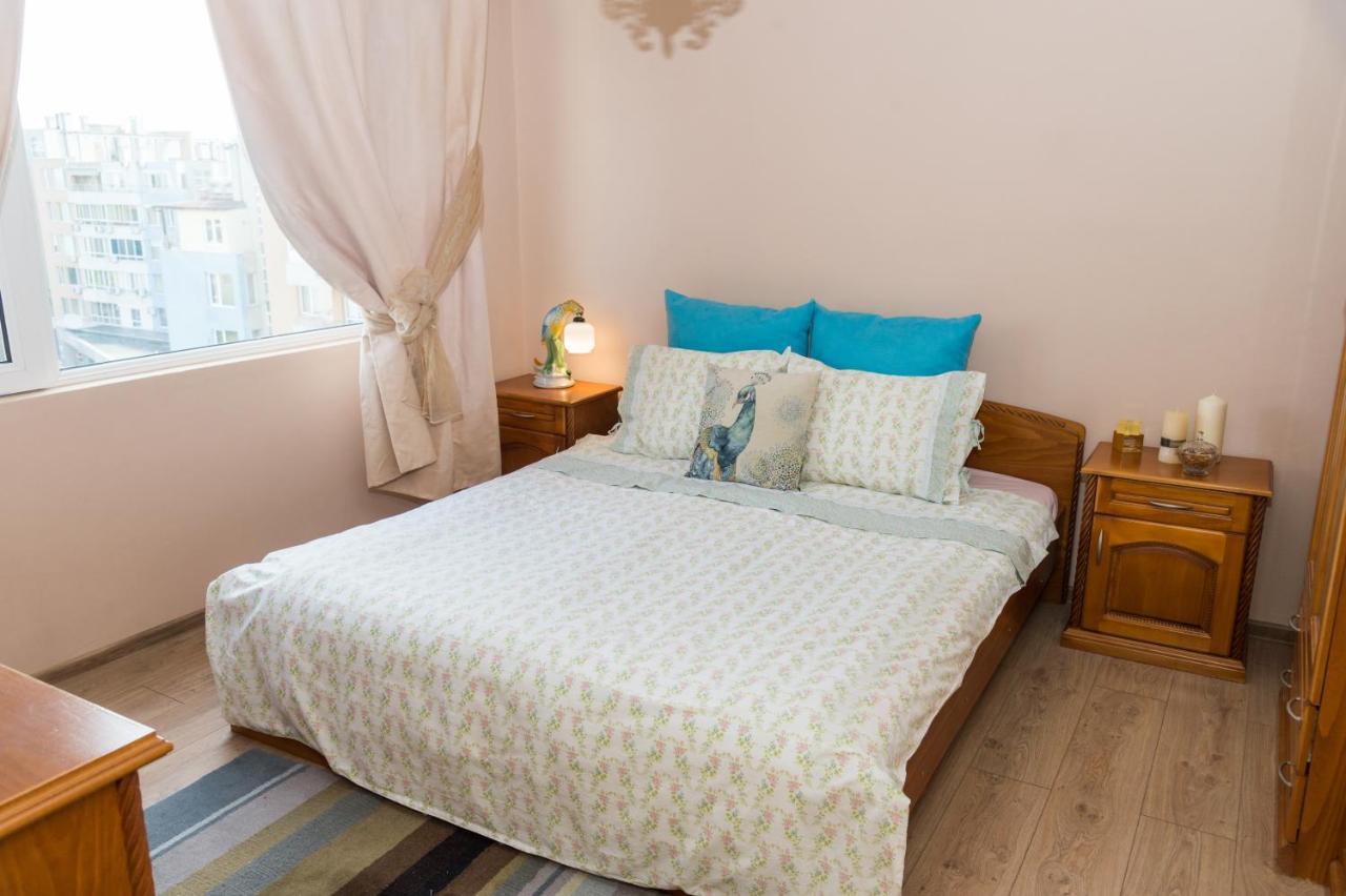 Elevating Moments Apartment Burgas Bagian luar foto